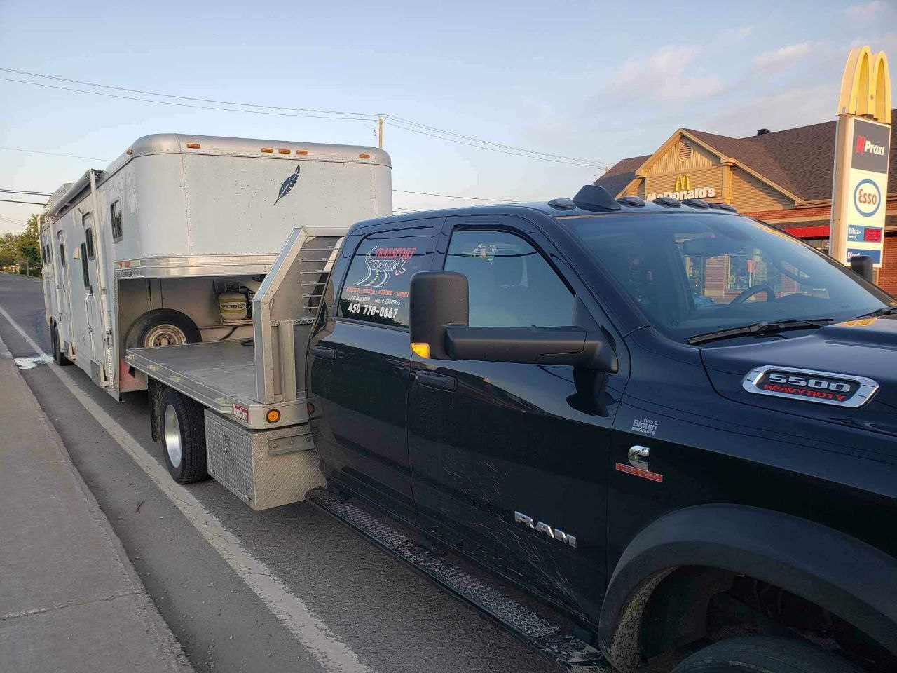 Transport d'une remorque fermé pour chevaux